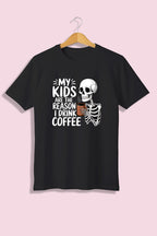 Tricou unisex (alb/negru), My kids are the reason I drink coffee